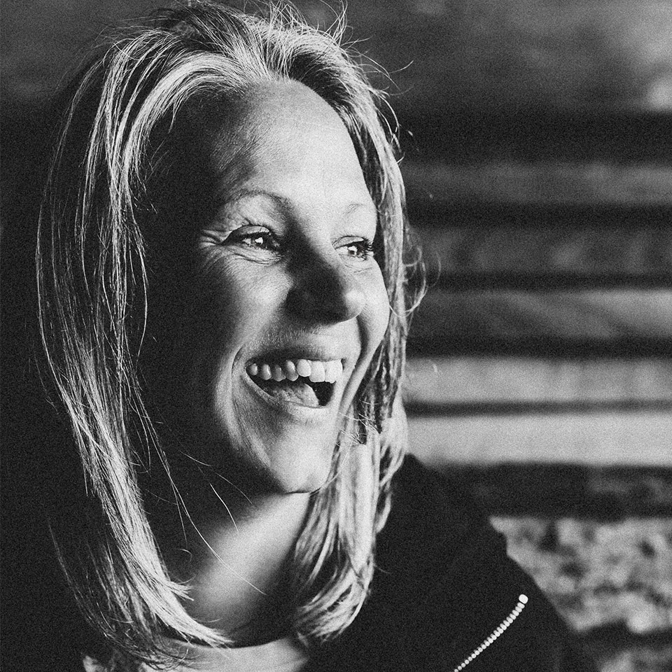 Julia ist Autorin und verfasst im biografischen Stil emotionale Geschichten.