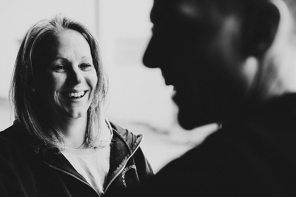 Julia schreibt biografische Erzählungen für Kunden, Unternehmer und Gründer. Dabei hört sie sehr genau zu und findet zuverlässig die richtigen Worte.